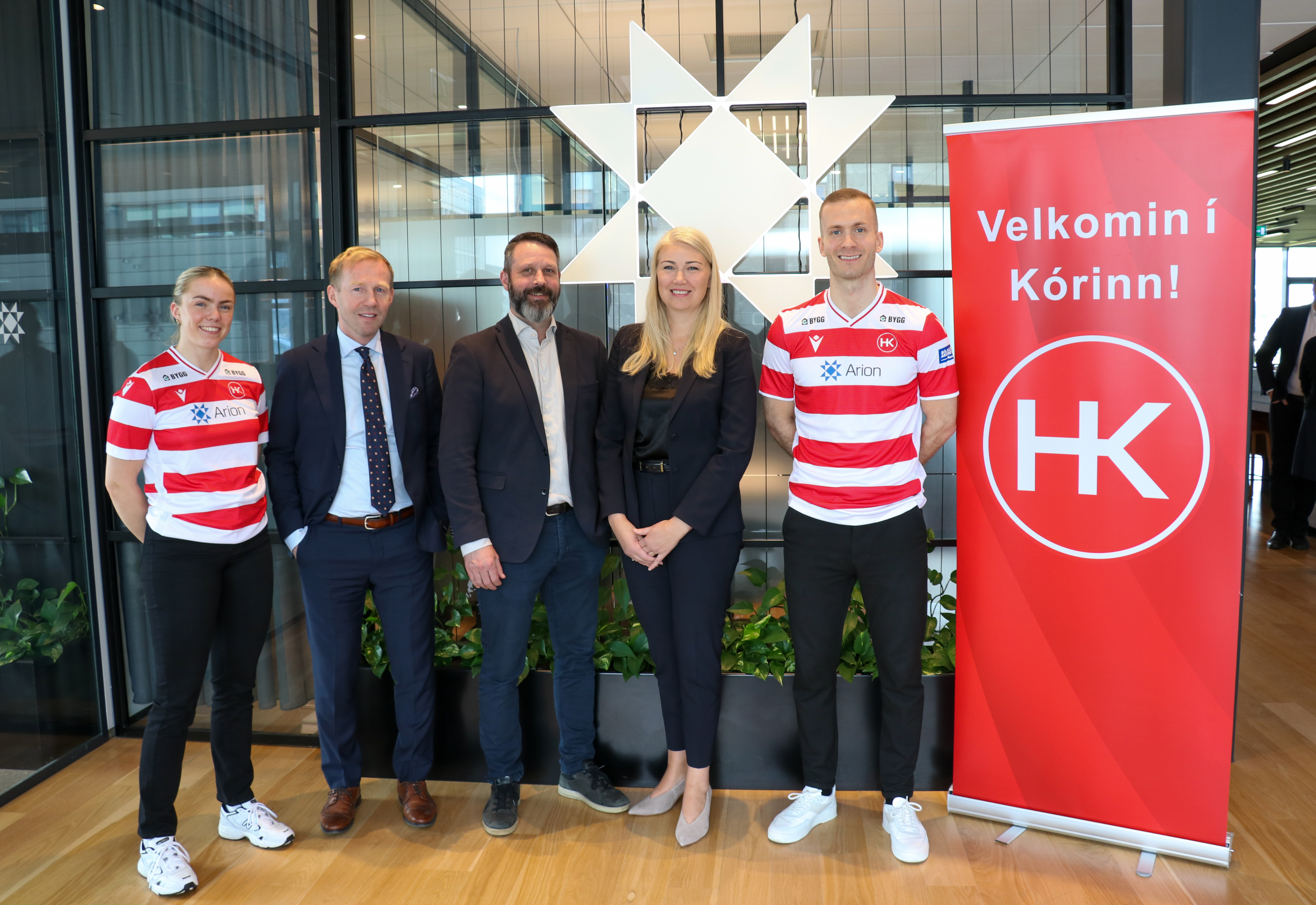 Elna Oløf Guðjónsdóttir fyrirliði meistaraflokks kvenna í handbolta, Benedikt Gíslason bankastjóri Arion Banka, Pétur Örn Magnússon formaður HK, Irá Benediktsdóttir framkvæmdastjóri viðskiptabankasviðs Arion banka og Bjarni Gunnarsson leikmaður meistaraflokks karla í knattspyrnu.