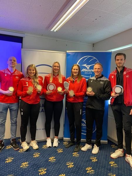 Á myndina vantar Hönnu Maríu og Lejlu Söru.
Mynd tekin af facebook síðunni: HK Blak