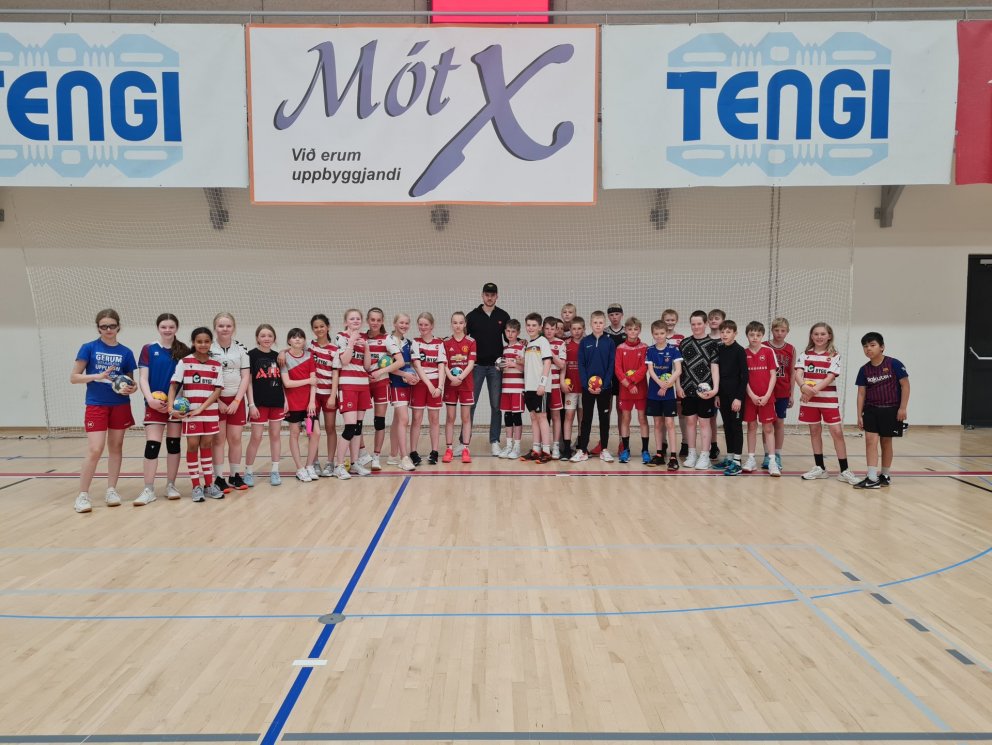 Landsliðsmaður mætti á handboltanámskeið!