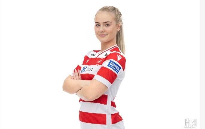 Freyja Aradóttir framlengir við HK