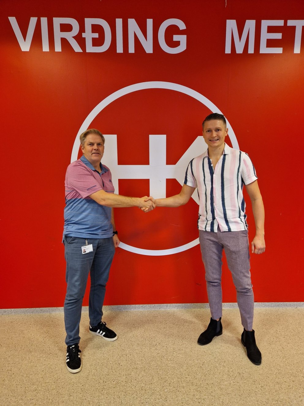 Þeir Guðjón Björnsson og Bjarki Pétursson frá Öryggismiðstöðinni handsala samninginn.