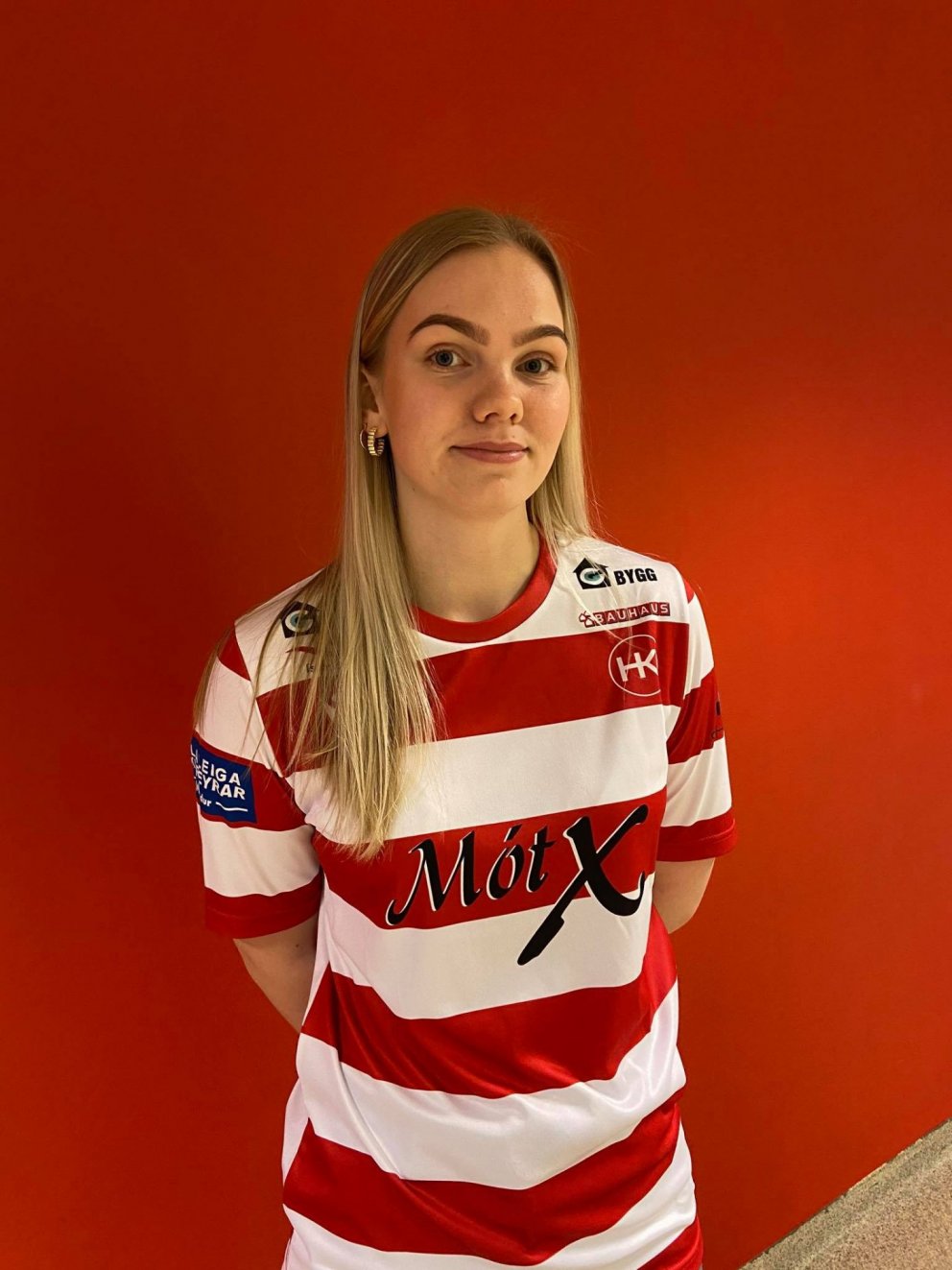 Alexandra Líf skrifar undir