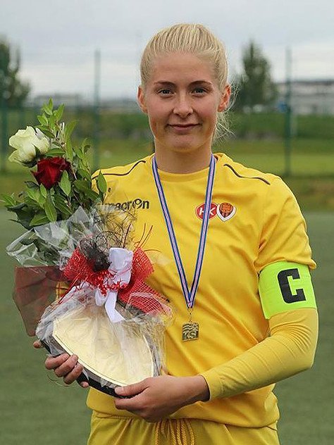 Björk Björnsdóttir fyrirliði mfl. kvenna í 100 leikjaklúbbinn