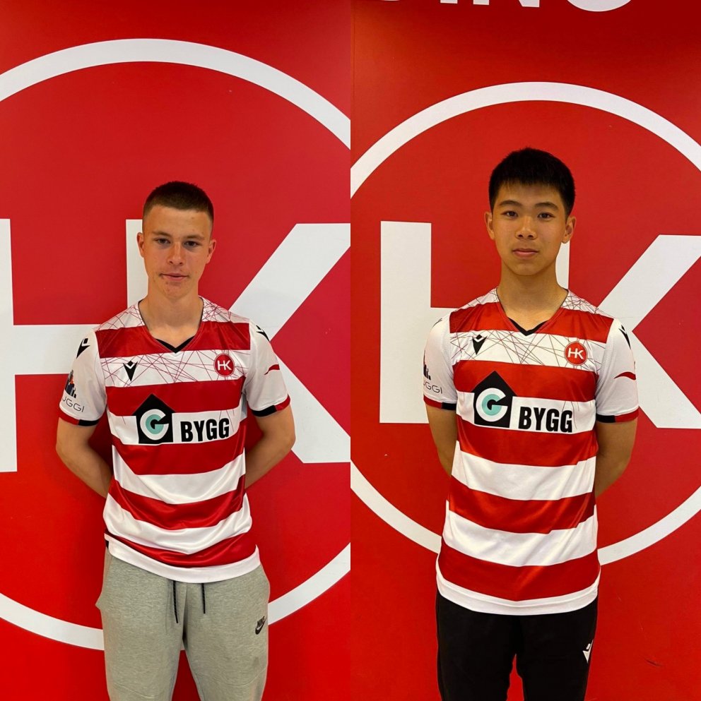 Tveir ungir strákar skrifa undir samning