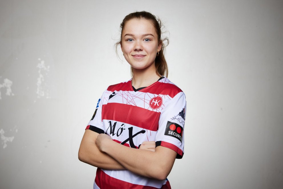 Henríetta skrifar undir samning