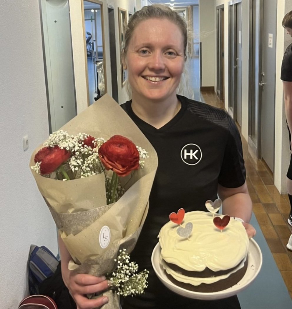 Liðsfélagar Laufeyjar heiðruðu hana með köku og blómum.