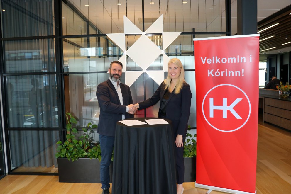 Iða Brá Benediktsdóttir framkvæmdastjóri viðskiptabankasviðs Arion banka og Pétur Örn Magnússon form…
