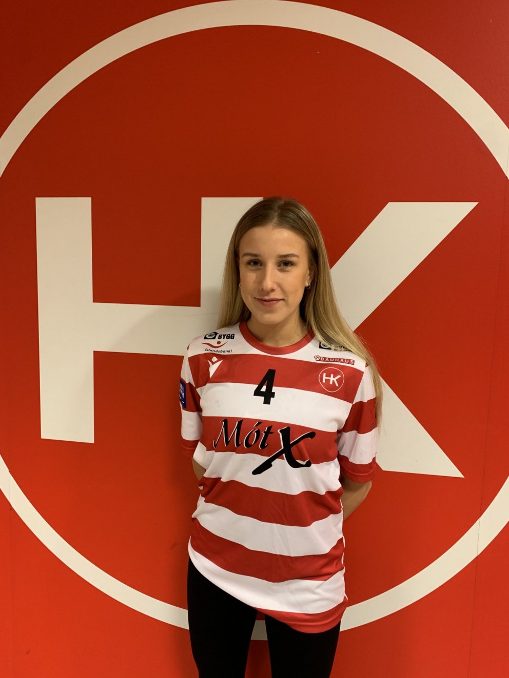 Isabella Eva Aradóttir skrifar undir samning