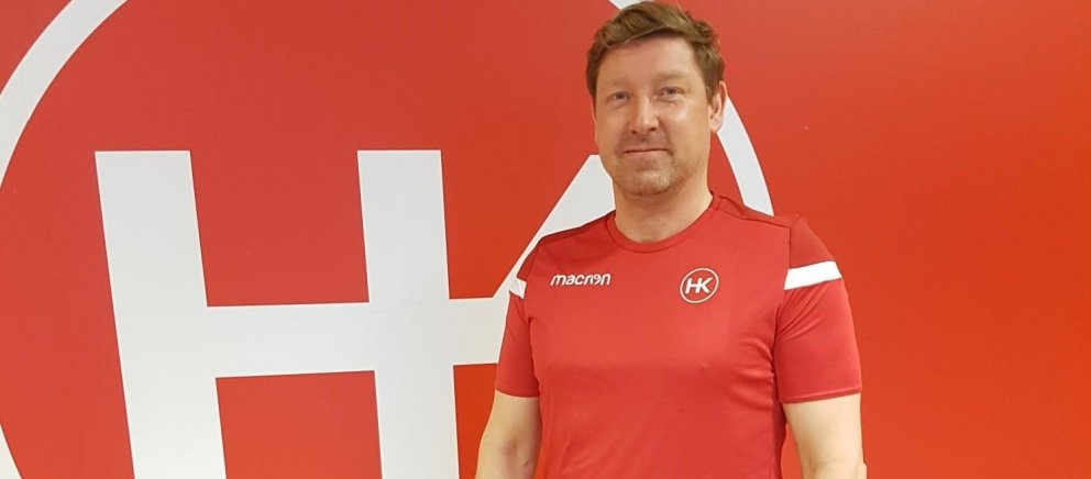 Konráð skrifar undir