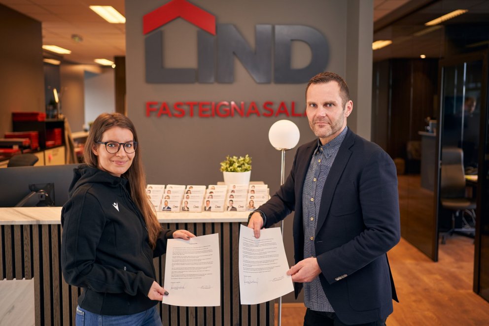 Louisa íþrótta- og verkefnastjóri HK og Hannes Steindórsson hjá Lind fasteignasölu við undirritun