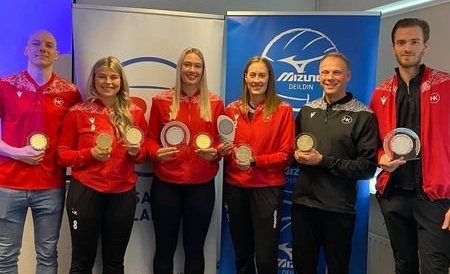 Á myndina vantar Hönnu Maríu og Lejlu Söru.
Mynd tekin af facebook síðunni: HK Blak