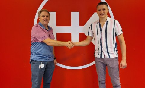 Þeir Guðjón Björnsson og Bjarki Pétursson frá Öryggismiðstöðinni handsala samninginn.