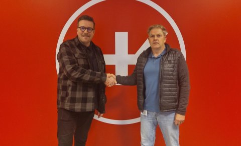 Pétur Thor Gunnarsson framkvæmdastjóri Freyju og Guðjón Björnsson úr stjórn handknattleiksdeildar ha…