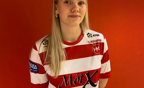 Alexandra Líf skrifar undir