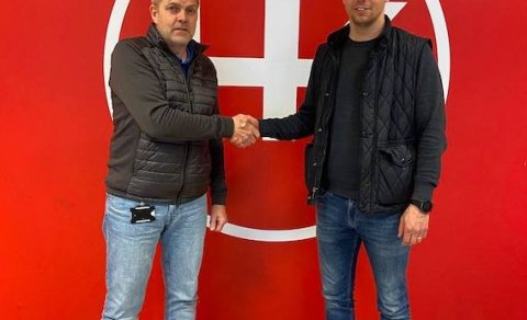 Guðjón og Jón endurnýja samstarfssamninginn.