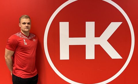 Fyrirliðinn skrifar undir