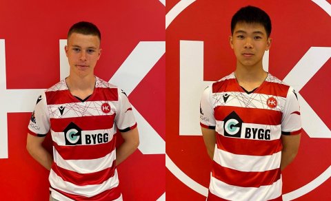 Tveir ungir strákar skrifa undir samning