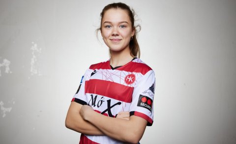 Henríetta skrifar undir samning