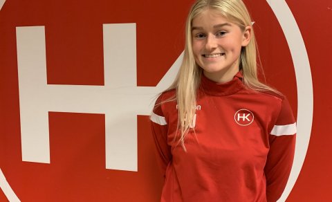 Hildur Unnarsdóttir skrifar undir samning