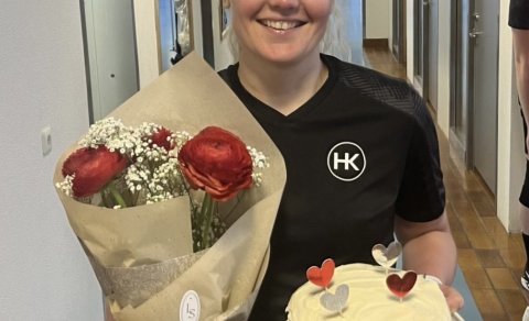 Liðsfélagar Laufeyjar heiðruðu hana með köku og blómum.