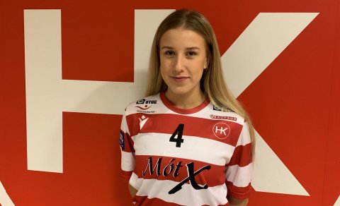 Isabella Eva Aradóttir skrifar undir samning