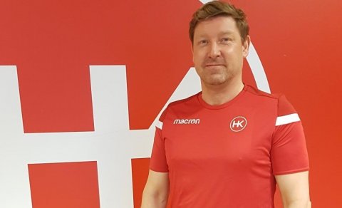 Konráð skrifar undir