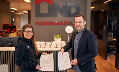 Louisa íþrótta- og verkefnastjóri HK og Hannes Steindórsson hjá Lind fasteignasölu við undirritun